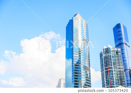 上昇在藍天的摩天大樓 105373420