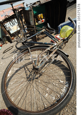 Bicycle in the park 105375378