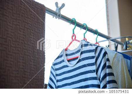 將洗好的衣服掛在公寓的陽台上晾乾 105375431