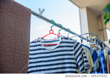 將洗好的衣服掛在公寓的陽台上晾乾 105375432