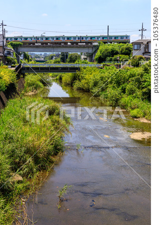 Scenery of the Hachiko Line crossing the iron bridge in summer 105376480