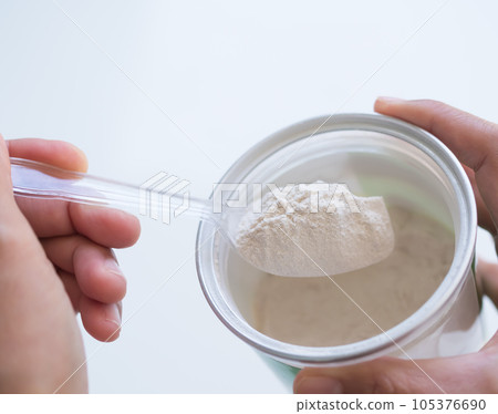 Banan Raw Powder,Banana Flour on Spoon ,Finger Make Flour Banana on white Background,Traditional Herb in Asian Thailand,Vegetable Food  nature for Diet and Treat Gastritis. 105376690