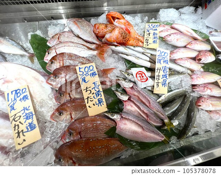 Fish lined up at the fresh fish market 105378078