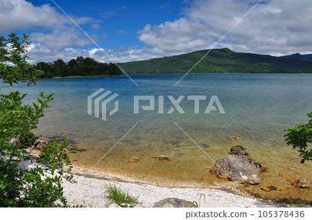 Change of color of the lake where hot springs flow 105378436