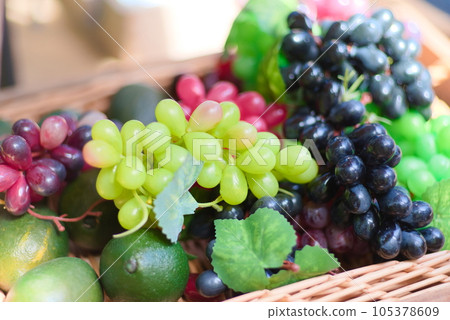 籃子裡有很多葡萄，在明亮的光線下在戶外拍攝 105378609