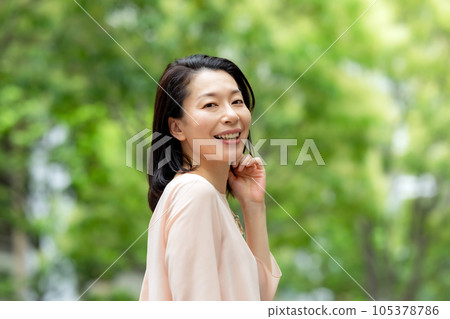 室外的女人 室外的女人 105378786