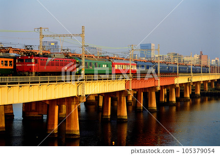 2001 EF8178 temporary sleeper limited express Tokyo Yume Monogatari, running on the Tokaido Line 105379054