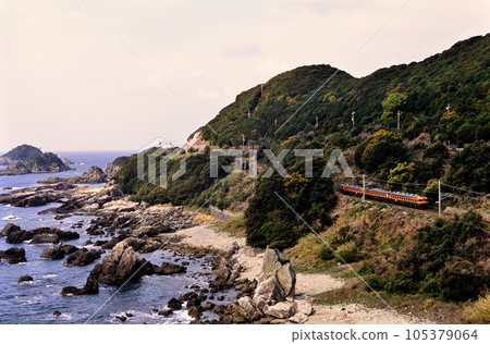 2002 Series 165 group train running on the Kisei Main Line 105379064