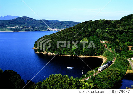 2001 Local train on the old Nagasaki Main Line 2001 Local train on the old Nagasaki Main Line 105379087