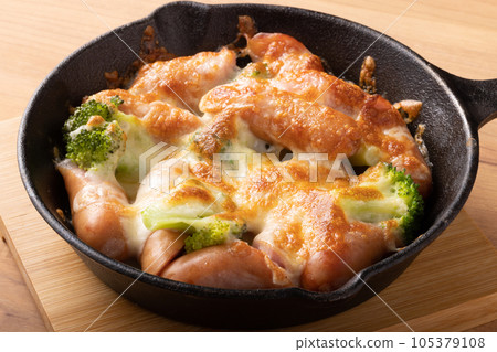 維也納和西蘭花配奶酪烤 105379108