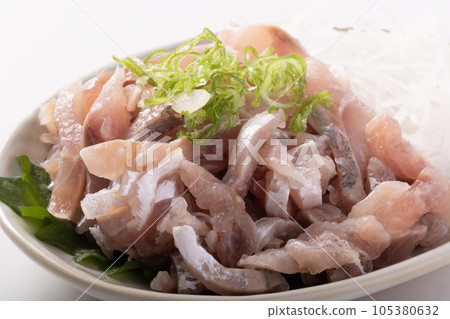 Seared horse mackerel for sashimi 105380632