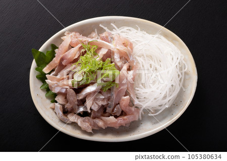 Seared horse mackerel for sashimi 105380634