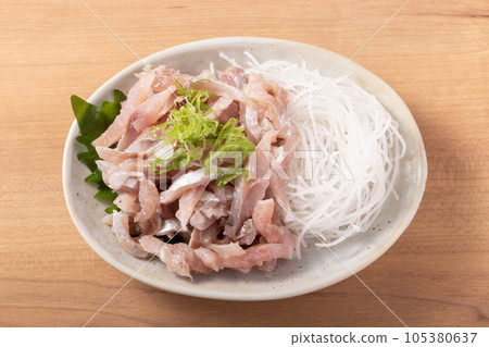 Seared horse mackerel for sashimi 105380637