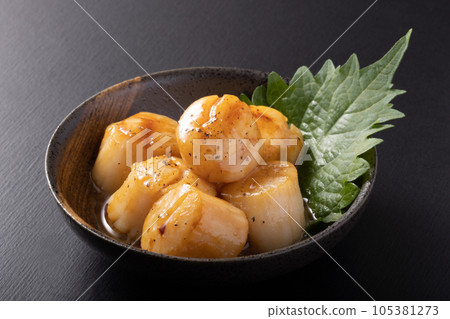 Grilled scallops with butter and soy sauce 105381273