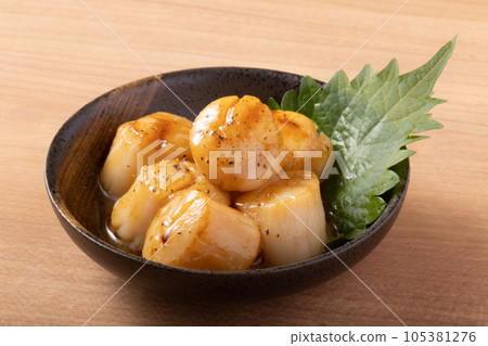 Grilled scallops with butter and soy sauce 105381276