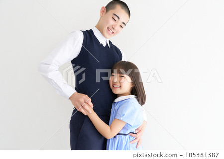 Junior high school brother supporting his younger sister Family portrait Junior high school brother supporting his younger sister Family portrait 105381387