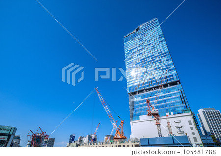 日本東京城市景觀兩架飛機......航空新時代。澀谷站和上方飛過的飛機的景色 105381788