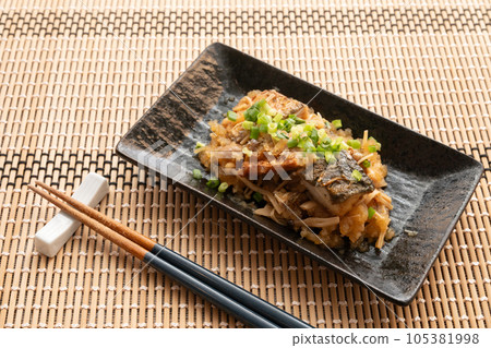 鯖魚蘑菇配磨碎的白蘿蔔和橙子醬 鯖魚蘑菇配磨碎的白蘿蔔和橙子醬 105381998