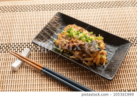 鯖魚蘑菇配磨碎的白蘿蔔和橙子醬 鯖魚蘑菇配磨碎的白蘿蔔和橙子醬 105381999