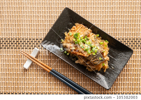 鯖魚蘑菇配磨碎的白蘿蔔和橙子醬 鯖魚蘑菇配磨碎的白蘿蔔和橙子醬 105382003