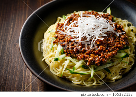 Jarger noodles Jarger noodles 105382132