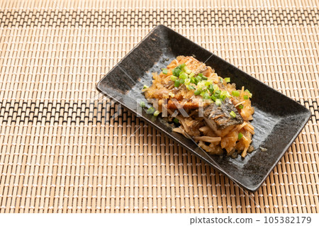 鯖魚蘑菇配磨碎的白蘿蔔和橙子醬 105382179