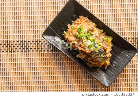 鯖魚蘑菇配磨碎的白蘿蔔和橙子醬 鯖魚蘑菇配磨碎的白蘿蔔和橙子醬 105382324