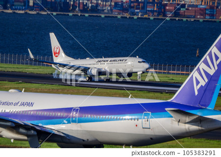 Passenger plane landing at Haneda Airport Passenger plane landing at Haneda Airport 105383291