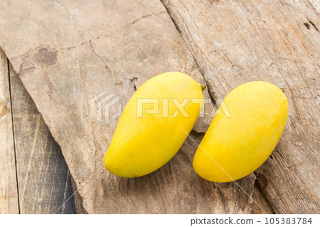 Ripe mango on the wooden floor 105383784