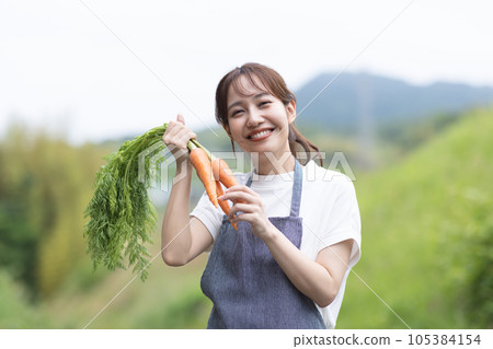 可愛的女人收穫蔬菜 105384154