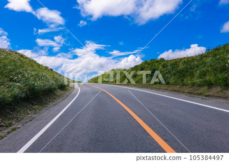 Driving scenery of Aso Milk Road in autumn weather (Aso City, Kumamoto Prefecture) Driving scenery of Aso Milk Road in autumn weather (Aso City, Kumamoto Prefecture) 105384497