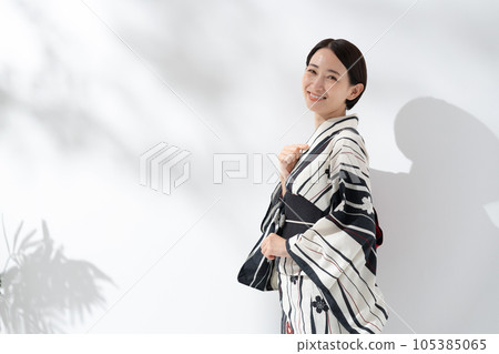 A woman in a yukata 105385065