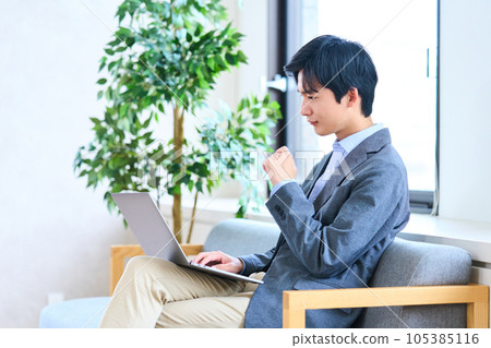 商務休閒免費地址大廳的年輕人 105385116