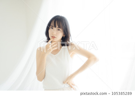 natural beauty woman 105385289