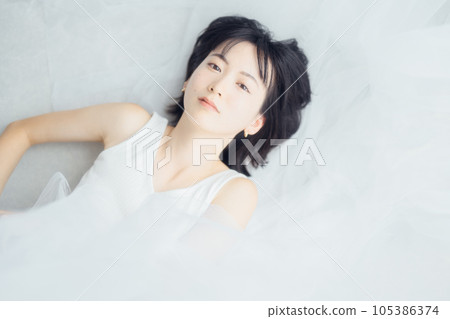 natural beauty woman 105386374