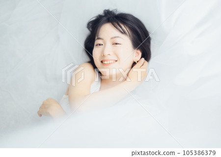 natural beauty woman 105386379