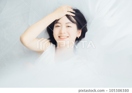 natural beauty woman 105386380
