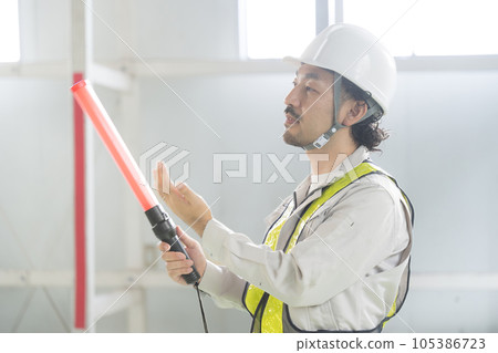 保安人員等在倉庫內進行指導 105386723