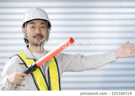 保安和工人穿著安全背心在倉庫內進行引導 105386729