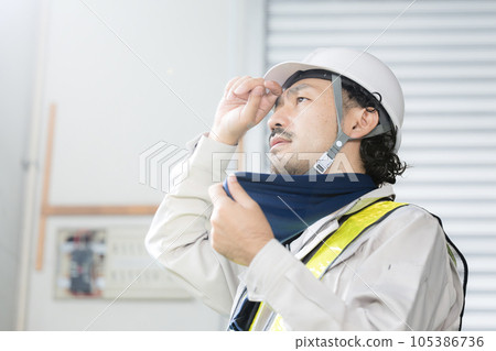 在建築工地工作的工人，穿著工作服出汗的男人，注意防暑 105386736