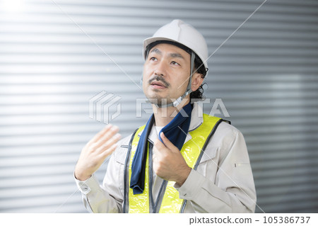 在建築工地工作的工人，穿著工作服出汗的男人，注意防暑 105386737