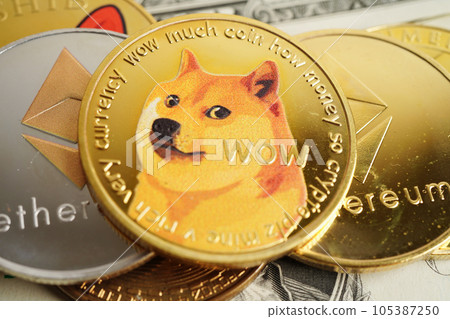 Golden bitcoin on US dollar banknotes money for business and commercial, Digital currency, Virtual cryptocurrency, blockchain technology. 105387250