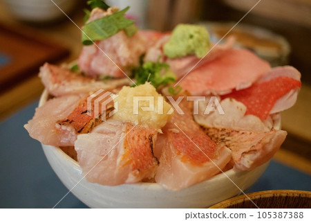 在熱海品嚐的奢華紅鯛魚蓋飯 105387388