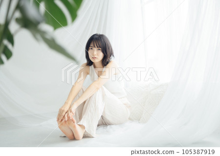 natural beauty woman 105387919