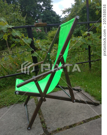 Relax and unwind in style with our exquisite wooden recliner chair featuring lush green fabric. Relax and unwind in style with our exquisite wooden recliner chair featuring lush green fabric. 105388038