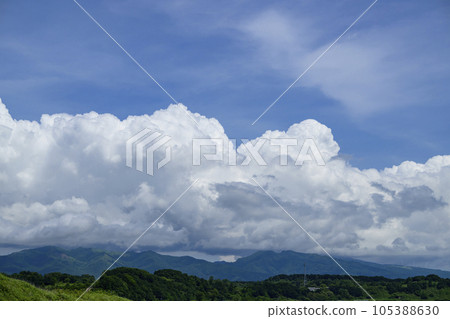 有雷雨雲的風景 105388630