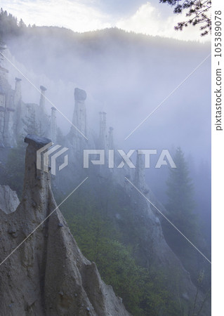 Earth pyramids of Platten (Erdpyramiden - Piramidi di Plata) near Percha and Bruneck, South Tyrol, Italy Earth pyramids of Platten (Erdpyramiden - Piramidi di Plata) near Percha and Bruneck, South Tyrol, Italy 105389078