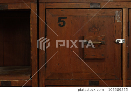 Old wooden shoe box/locker Old wooden shoe box/locker 105389255