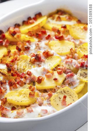baked potatoes with bacon and eggs baked potatoes with bacon and eggs 105389388