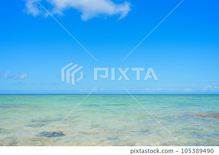 沖繩美麗清澈的藍色大海 105389490